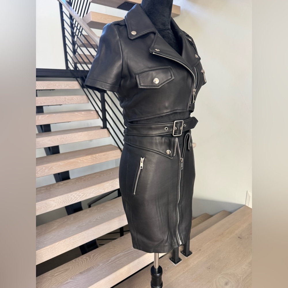 Chic Black Leather Outfit with Zipper Accents - Picture 6 of 8